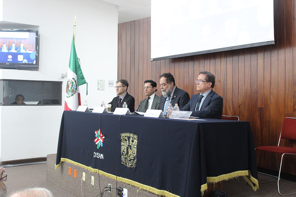 Mesa de análisis con especialistas